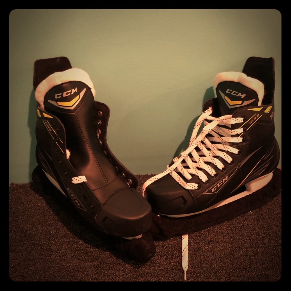 CCM tasks hockey skates